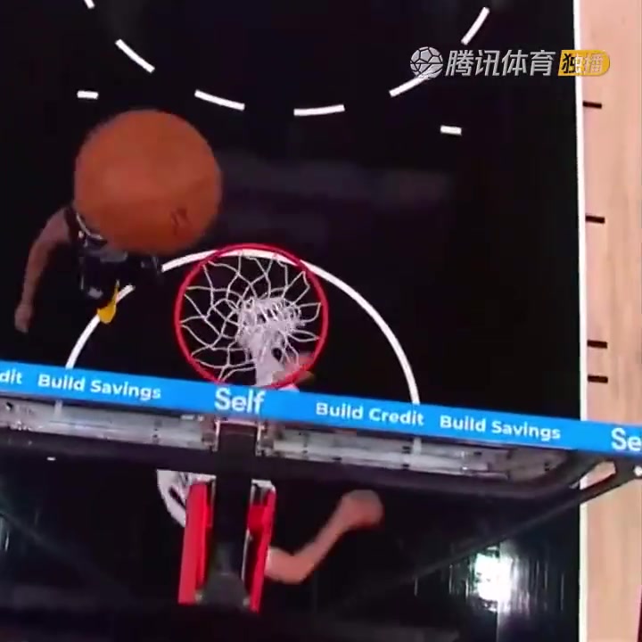 罕見(jiàn)一幕！努爾基奇拋投 球神奇停在籃板上沿 看呆凱爾登?。ㄅ瑺柣婕\）