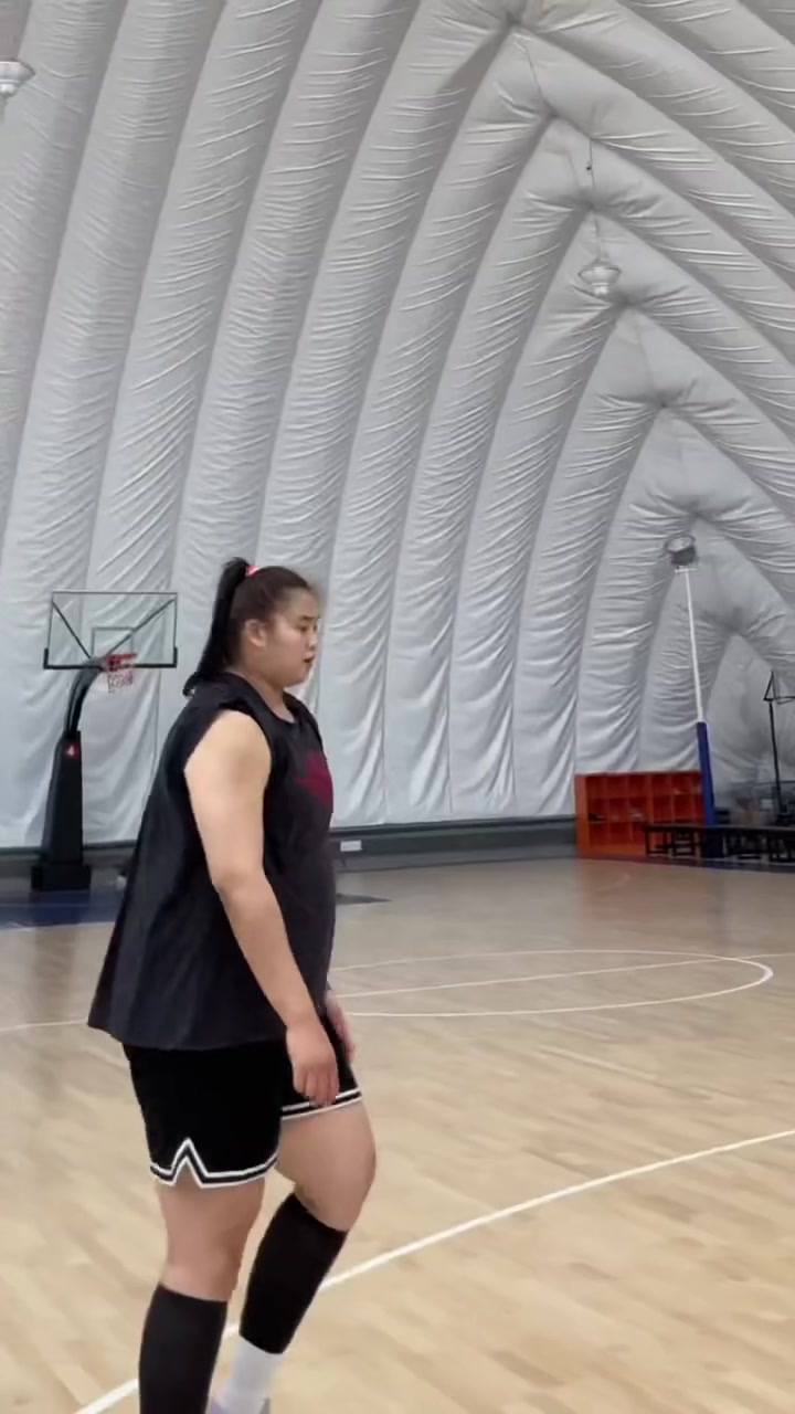 嚯，好魁梧！大寶貝劉禹彤背打你，你能頂住嗎？