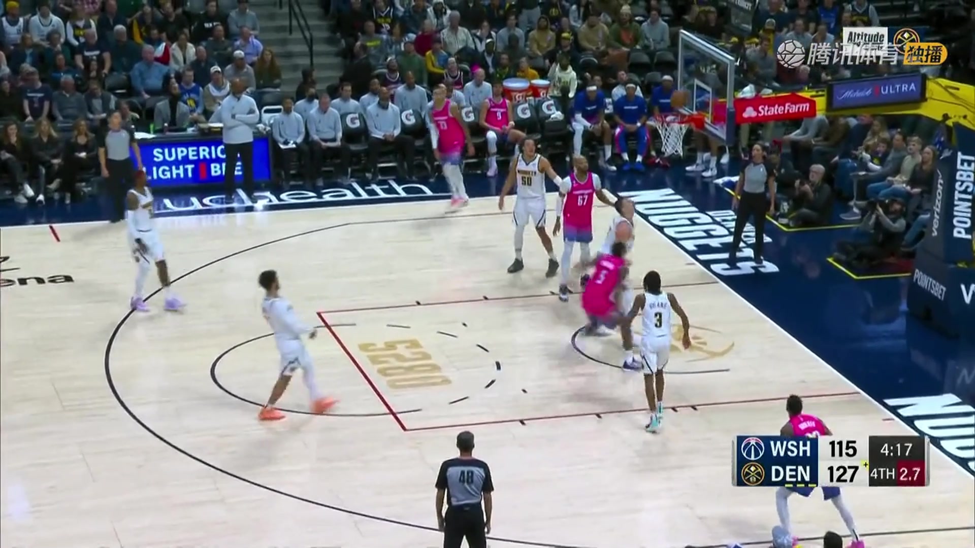 和我一隊(duì)沒(méi)這么厲害？巴頓在約基奇頭上搶到前場(chǎng)籃板霸氣補(bǔ)籃得手（約翰·巴頓）