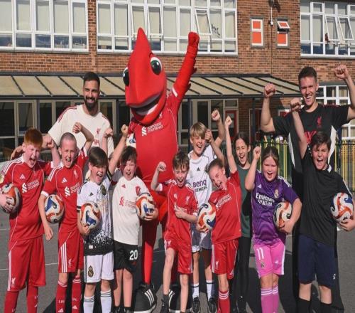 馬馬爾達什維利和伍德曼亮相小學校園，參加慈善基金會行動